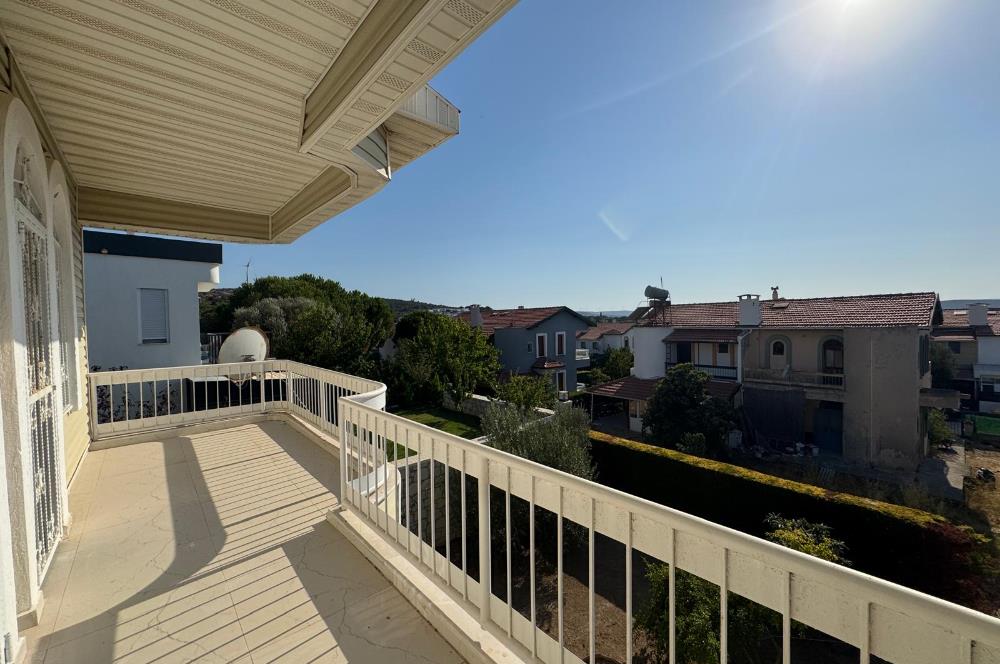 Çeşme Deniz Obası Sitesi'nde Satılık 2+1 Bahçeli Dubleks Villa