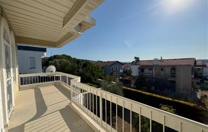 Çeşme Deniz Obası Sitesi'nde Satılık 2+1 Bahçeli Dubleks Villa