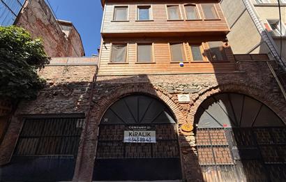  İstanbul Halıcıoğlunda Ahşap Rustik Kiralık Bina
