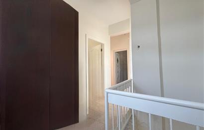 Çeşme Deniz Obası Sitesi'nde Satılık 2+1 Bahçeli Dubleks Villa