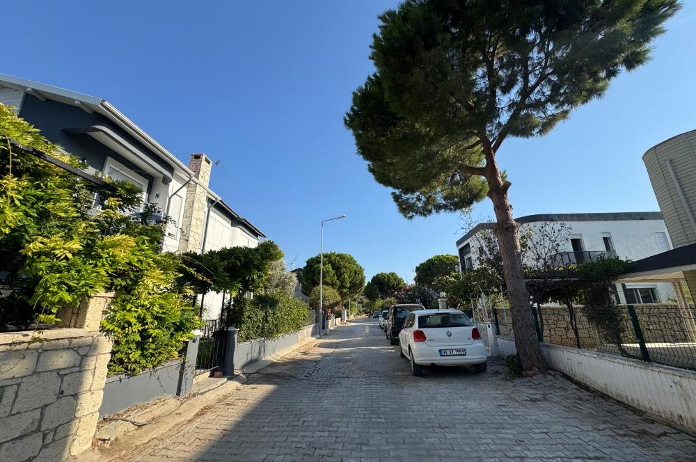 Çeşme Deniz Obası Sitesi'nde Satılık 2+1 Bahçeli Dubleks Villa