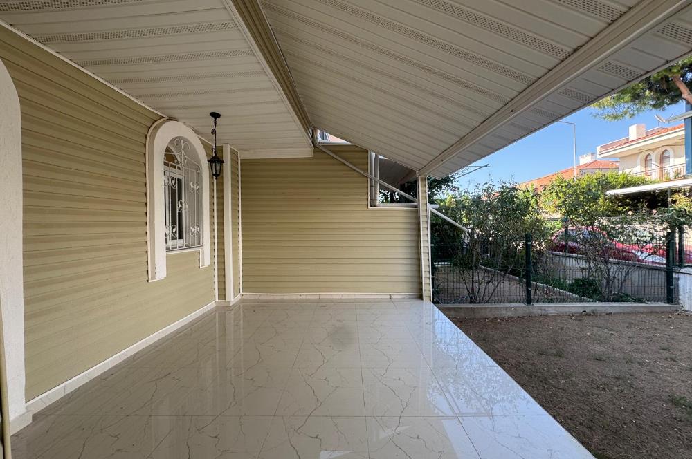 Çeşme Deniz Obası Sitesi'nde Satılık 2+1 Bahçeli Dubleks Villa