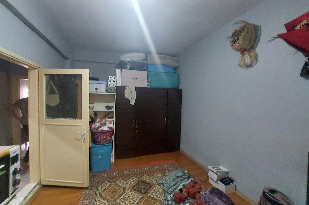 Bayraklı Yamanlar'da Otobüs Güzergahı Üzerinde Satılık Bina