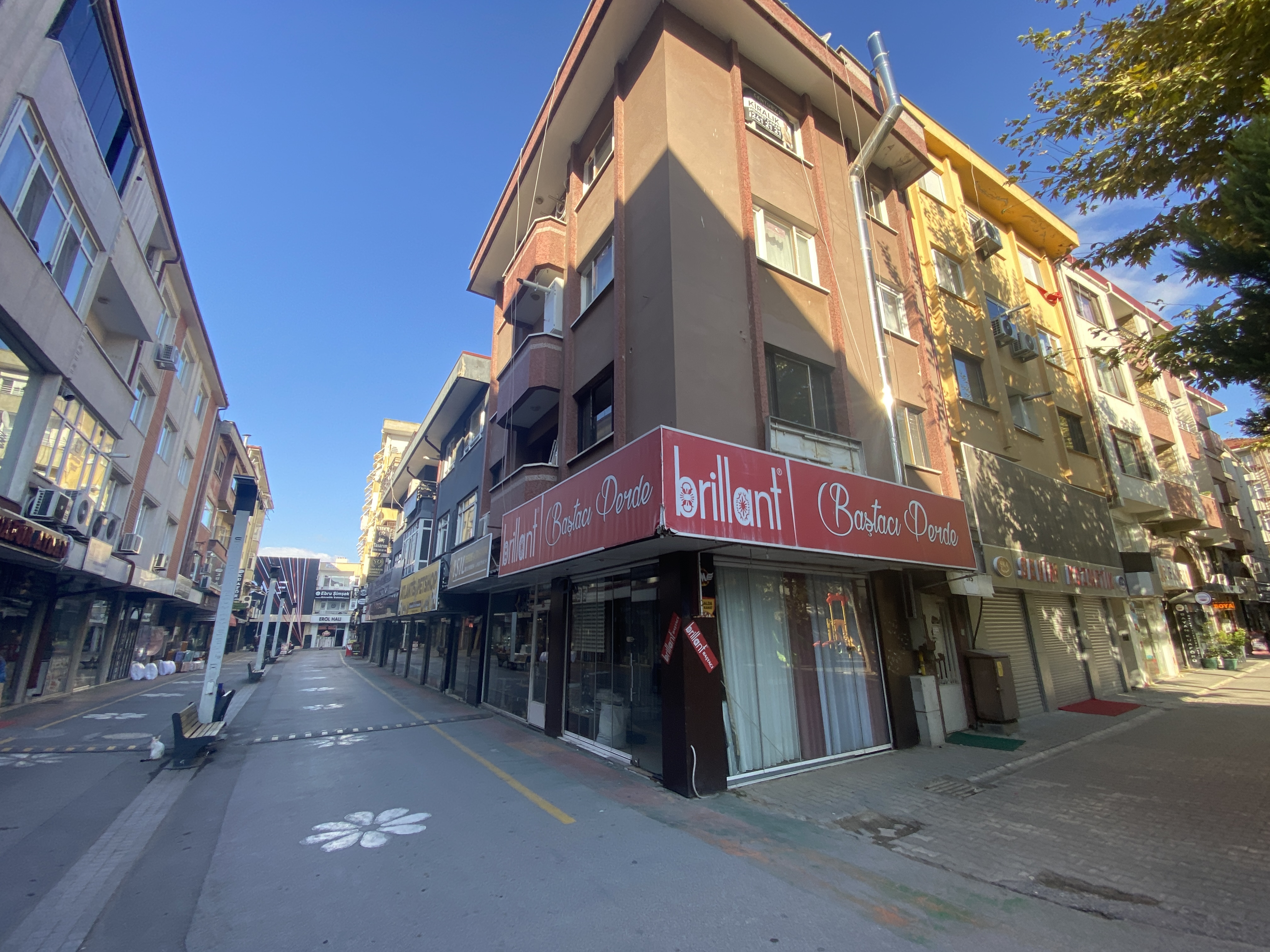 ADAPAZARI MERKEZ'DE 3 ODALI SATILIK OFİS 
