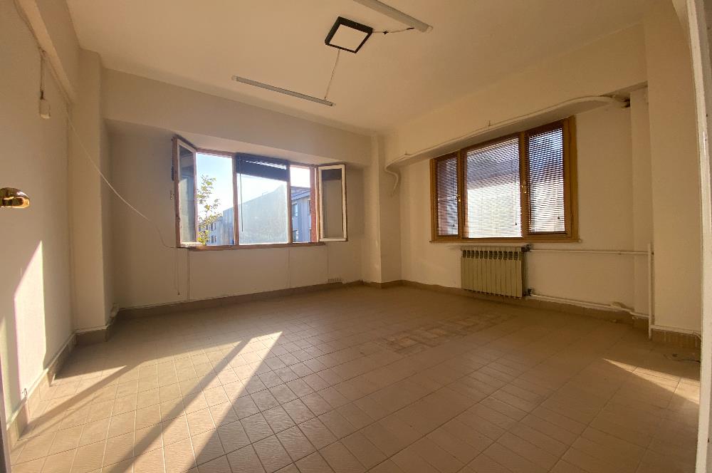 ADAPAZARI MERKEZ'DE 3 ODALI SATILIK OFİS 