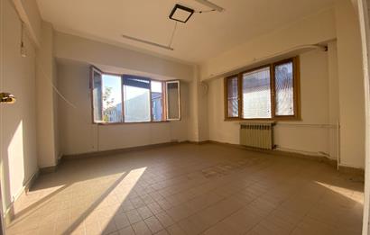ADAPAZARI MERKEZ'DE 3 ODALI SATILIK OFİS 