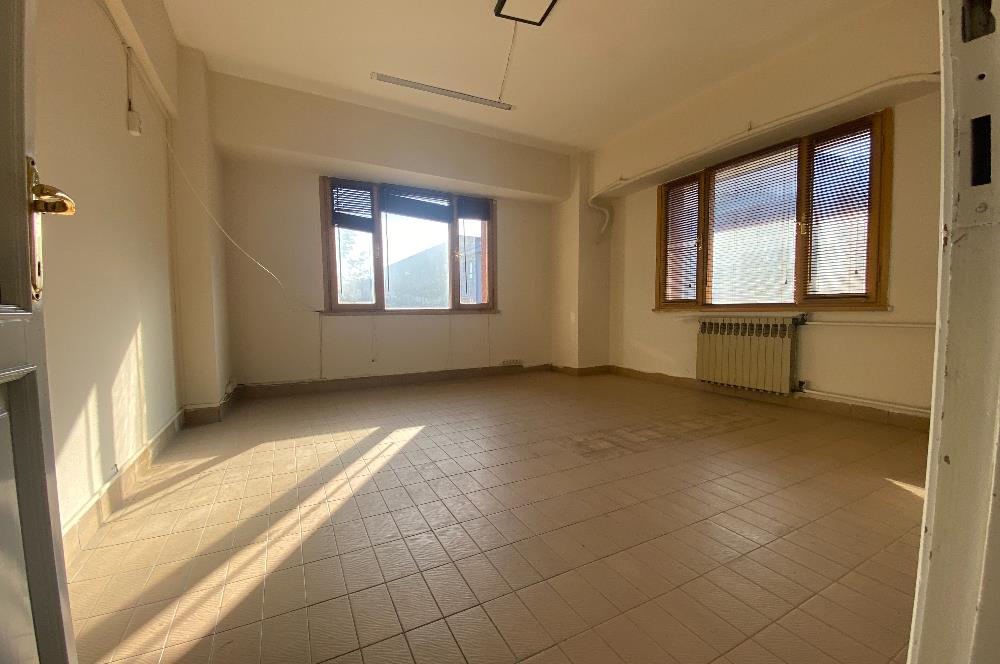 ADAPAZARI MERKEZ'DE 3 ODALI SATILIK OFİS 