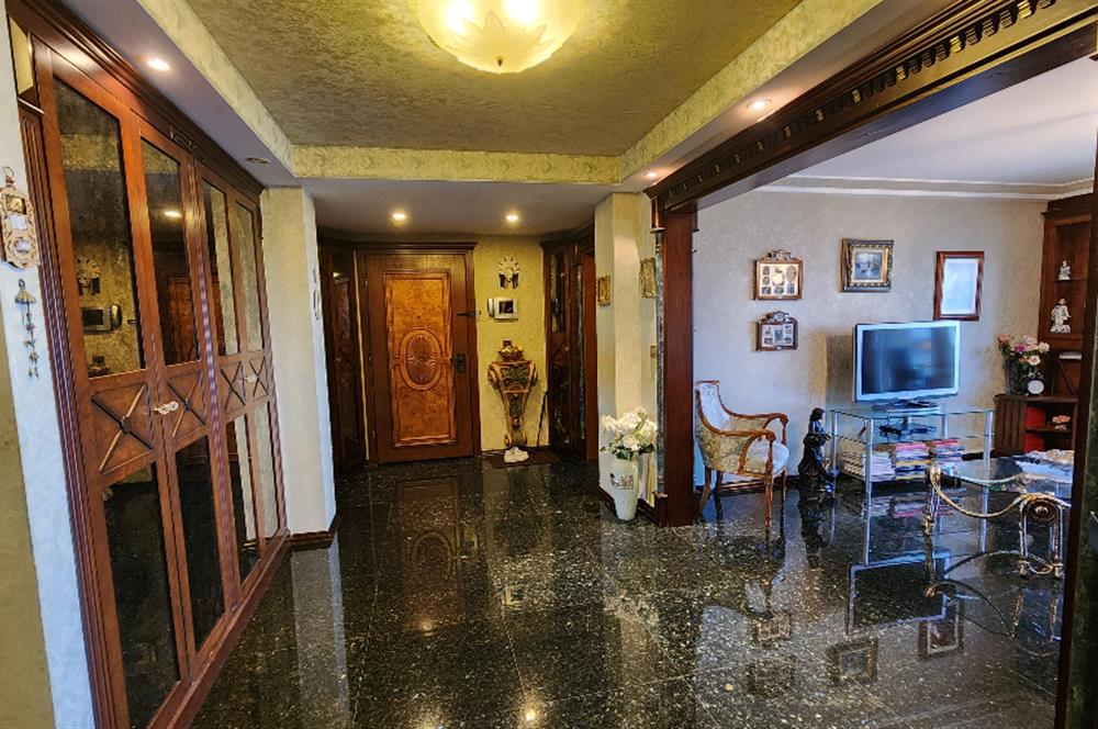 SUADİYE SAHİLDE SİTE ÖZELLİKLİ DENİZ MANZARALI 5+1 275 m2 DAİRE