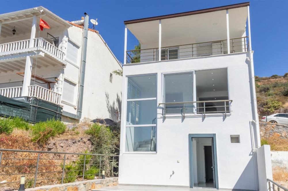 Boğaziçi'nde Plajlı Deniz Manzaralı 4+1 Tripleks Sıfır Villa