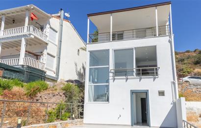 Boğaziçi'nde Plajlı Deniz Manzaralı 4+1 Tripleks Sıfır Villa