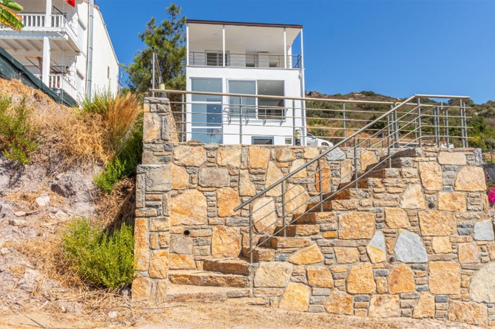 Boğaziçi'nde Plajlı Deniz Manzaralı 4+1 Tripleks Sıfır Villa