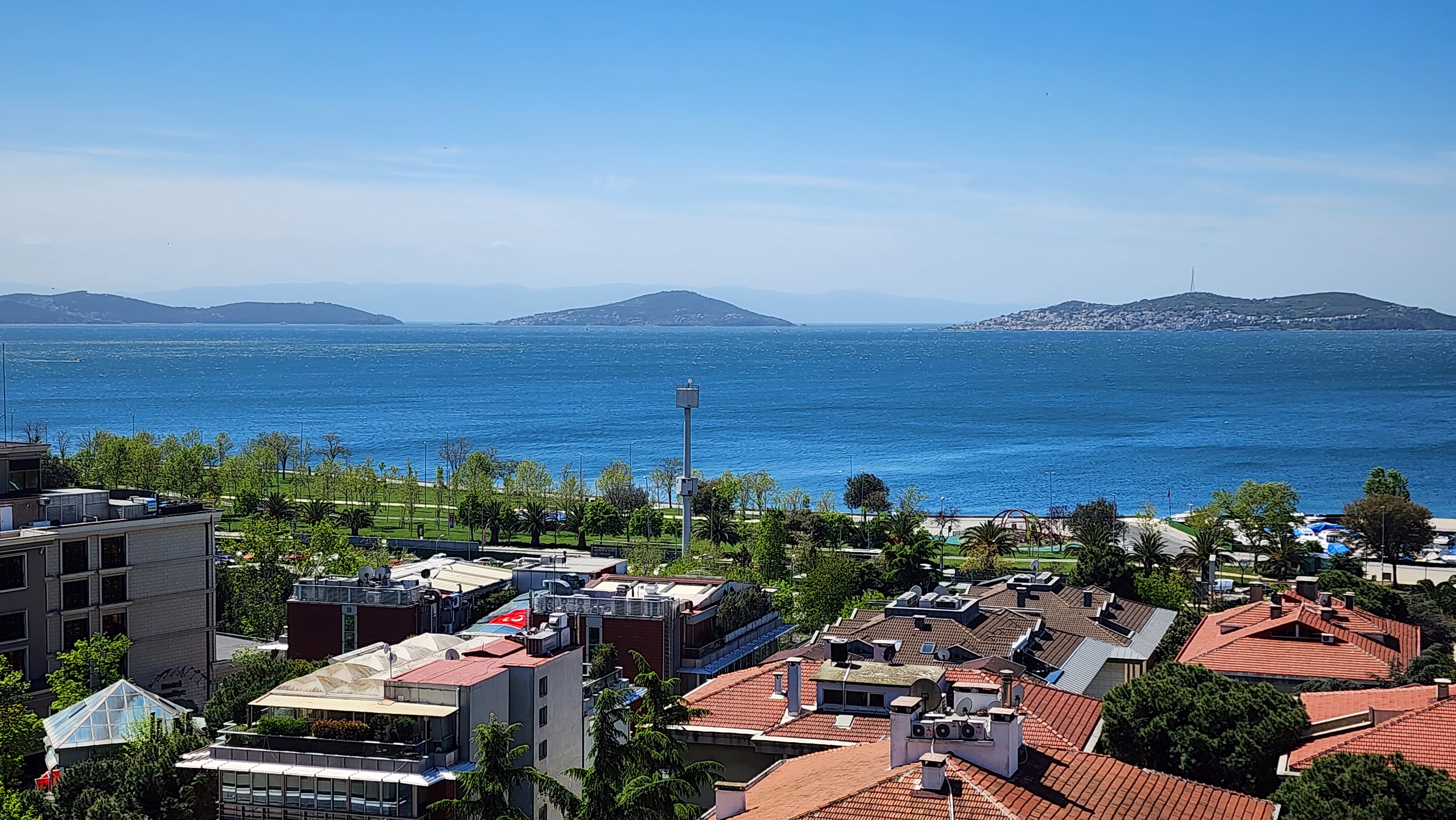 SUADİYE SAHİLDE SİTE ÖZELLİKLİ DENİZ MANZARALI 5+1 275 m2 DAİRE