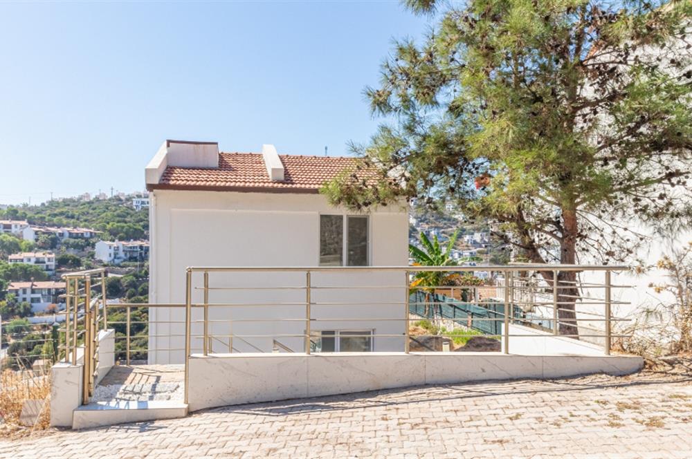 Boğaziçi'nde Plajlı Deniz Manzaralı 4+1 Tripleks Sıfır Villa