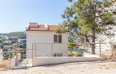 Boğaziçi'nde Plajlı Deniz Manzaralı 4+1 Tripleks Sıfır Villa
