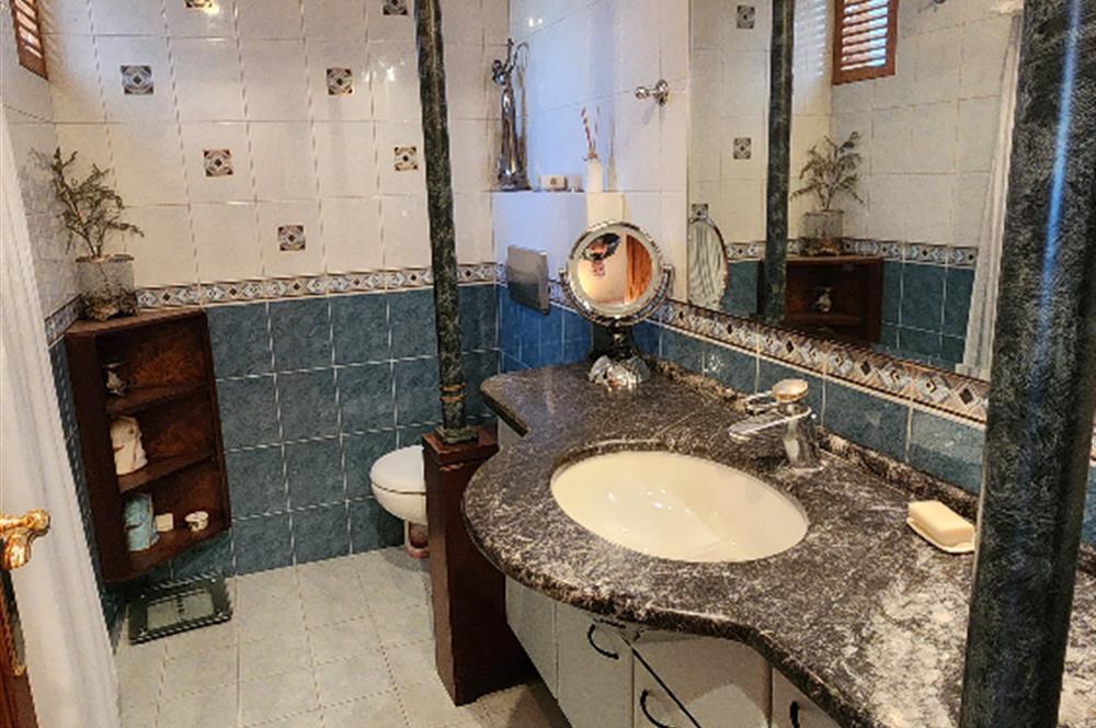 SUADİYE SAHİLDE SİTE ÖZELLİKLİ DENİZ MANZARALI 5+1 275 m2 DAİRE