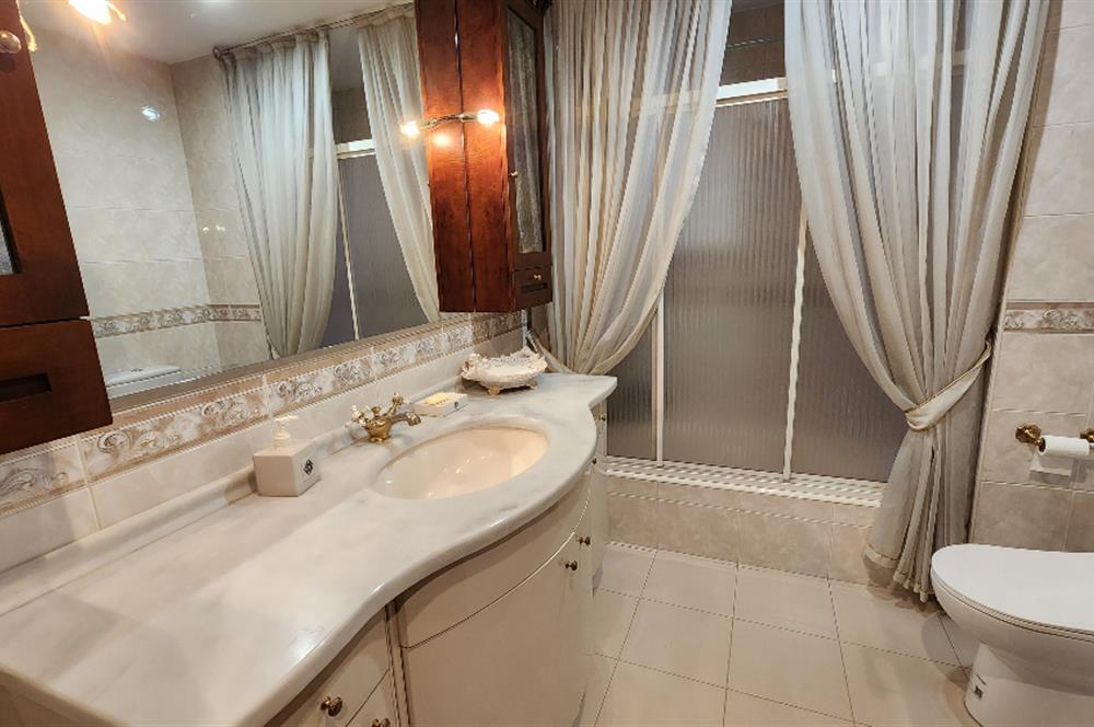SUADİYE SAHİLDE SİTE ÖZELLİKLİ DENİZ MANZARALI 5+1 275 m2 DAİRE