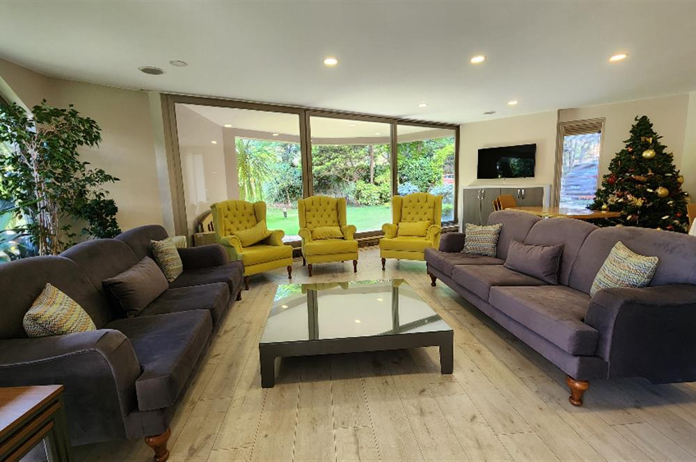 SUADİYE SAHİLDE SİTE ÖZELLİKLİ DENİZ MANZARALI 5+1 275 m2 DAİRE