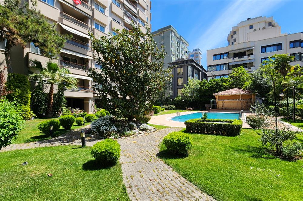 SUADİYE SAHİLDE SİTE ÖZELLİKLİ DENİZ MANZARALI 5+1 275 m2 DAİRE