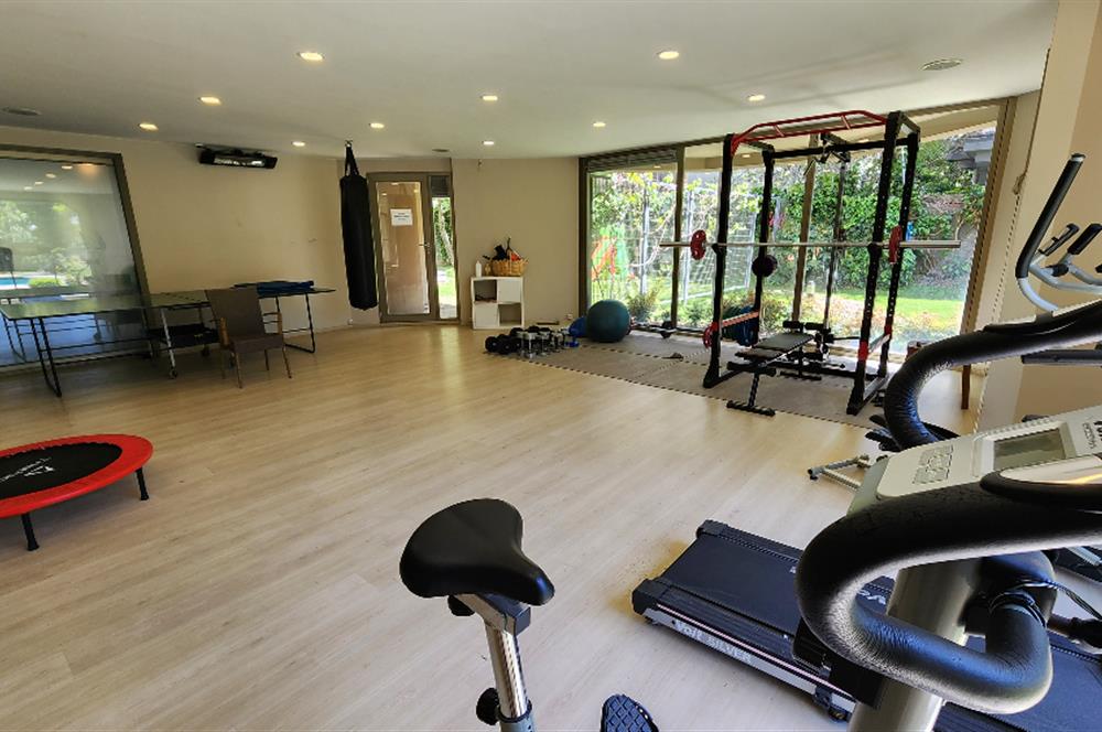 SUADİYE SAHİLDE SİTE ÖZELLİKLİ DENİZ MANZARALI 5+1 275 m2 DAİRE