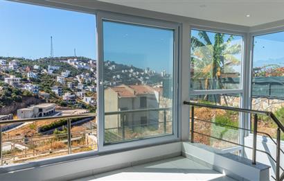 Boğaziçi'nde Plajlı Deniz Manzaralı 4+1 Tripleks Sıfır Villa