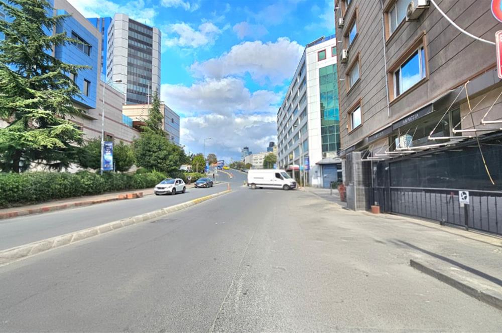 ŞİŞLİ BOMONTİ'DE GENİŞ CEPHE AVANTAJLI KİRALIK DEPOLU MAĞAZA