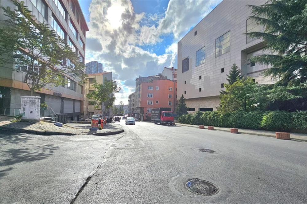 ŞİŞLİ BOMONTİ'DE GENİŞ CEPHE AVANTAJLI KİRALIK DEPOLU MAĞAZA