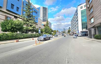 ŞİŞLİ BOMONTİ'DE GENİŞ CEPHE AVANTAJLI KİRALIK DEPOLU MAĞAZA