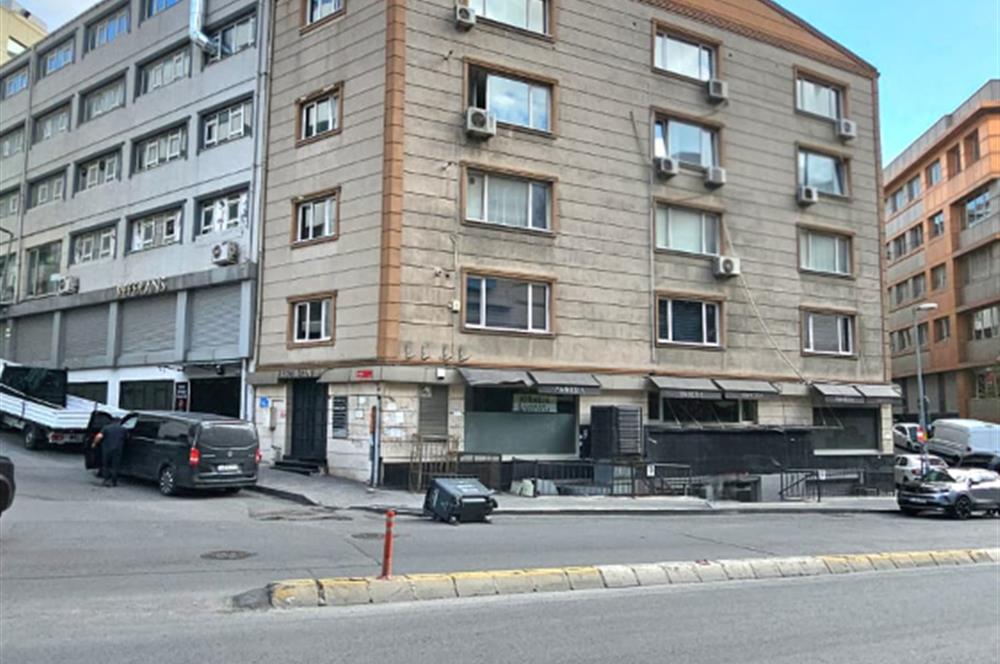 ŞİŞLİ BOMONTİ'DE GENİŞ CEPHE AVANTAJLI KİRALIK DEPOLU MAĞAZA