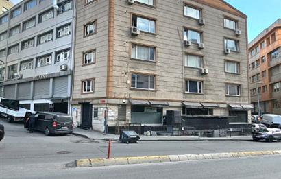 ŞİŞLİ BOMONTİ'DE GENİŞ CEPHE AVANTAJLI KİRALIK DEPOLU MAĞAZA