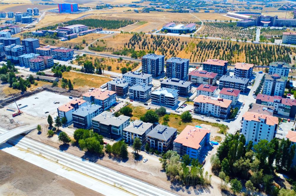 BAHÇELİEVLER MAHALLESİ’İNDE SİTE İÇİNDE 4,5+1 SATILIK DAİRE
