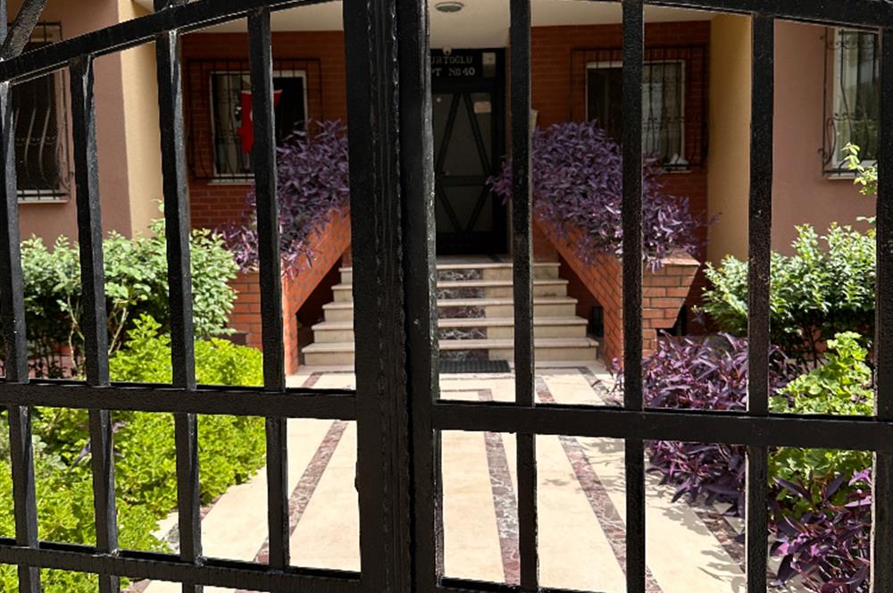 KOZYATAĞI AVŞAR SOKAKTA KOZZY AVM'YE 400 METRE SATILIK 3+1 DAİRE