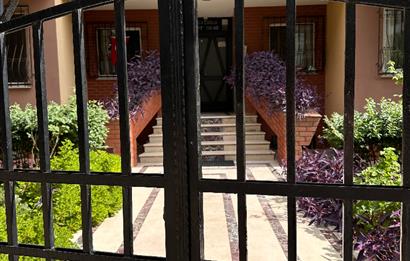KOZYATAĞI AVŞAR SOKAKTA KOZZY AVM'YE 400 METRE SATILIK 3+1 DAİRE