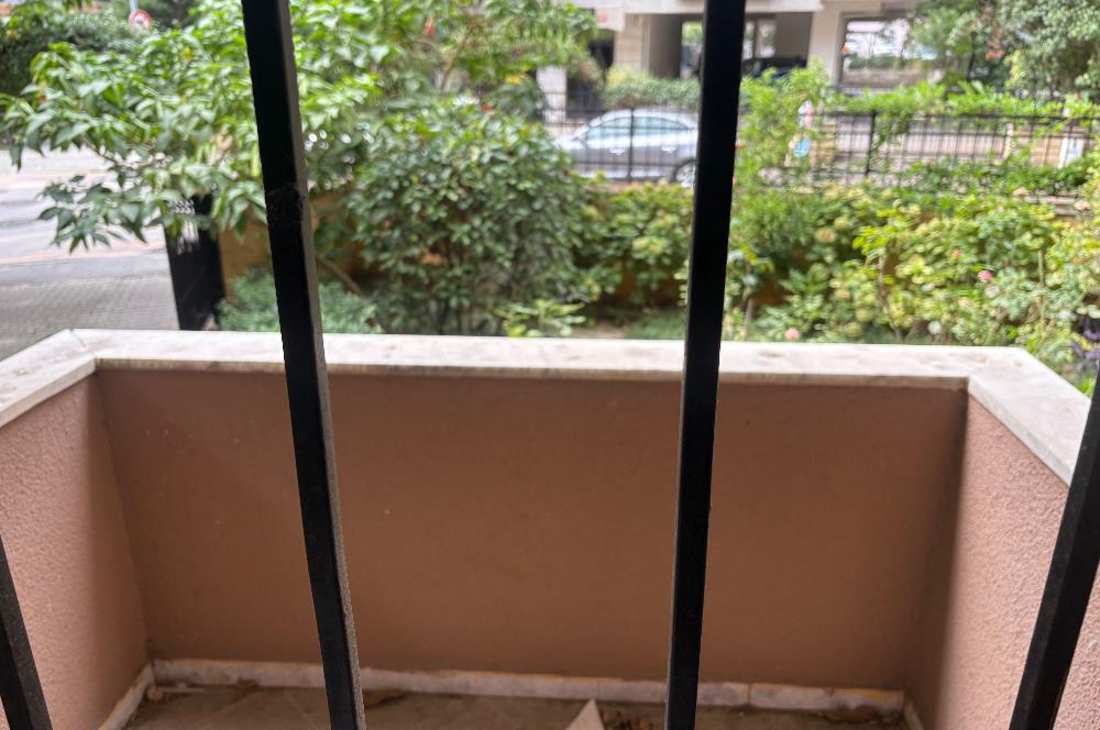 KOZYATAĞI AVŞAR SOKAKTA KOZZY AVM'YE 400 METRE SATILIK 3+1 DAİRE