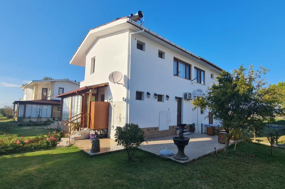 Gömeç'te, Denize Sıfır Site İçinde,Deniz Manzaralı Satılık Villa