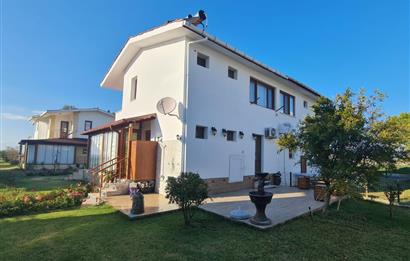 Gömeç'te, Denize Sıfır Site İçinde,Deniz Manzaralı Satılık Villa