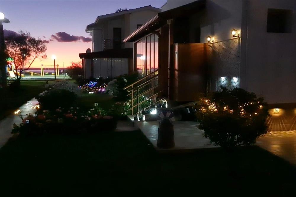 Gömeç'te, Denize Sıfır Site İçinde,Deniz Manzaralı Satılık Villa