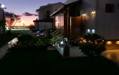 Gömeç'te, Denize Sıfır Site İçinde,Deniz Manzaralı Satılık Villa