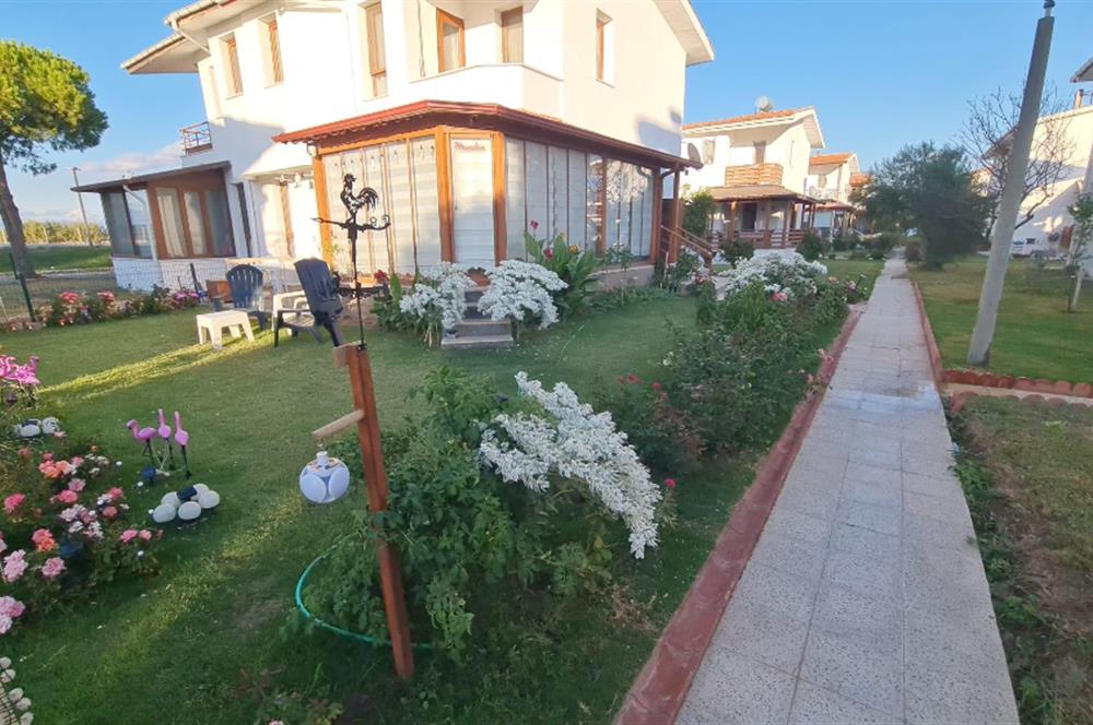 Gömeç'te, Denize Sıfır Site İçinde,Deniz Manzaralı Satılık Villa