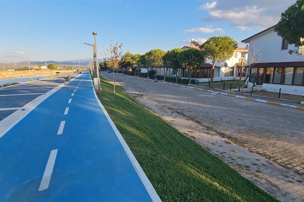 Gömeç'te, Denize Sıfır Site İçinde,Deniz Manzaralı Satılık Villa