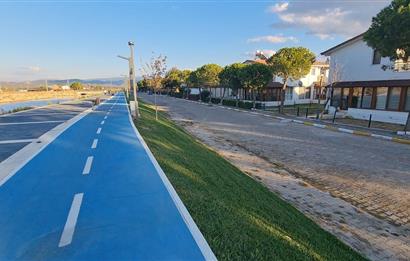 Gömeç'te, Denize Sıfır Site İçinde,Deniz Manzaralı Satılık Villa
