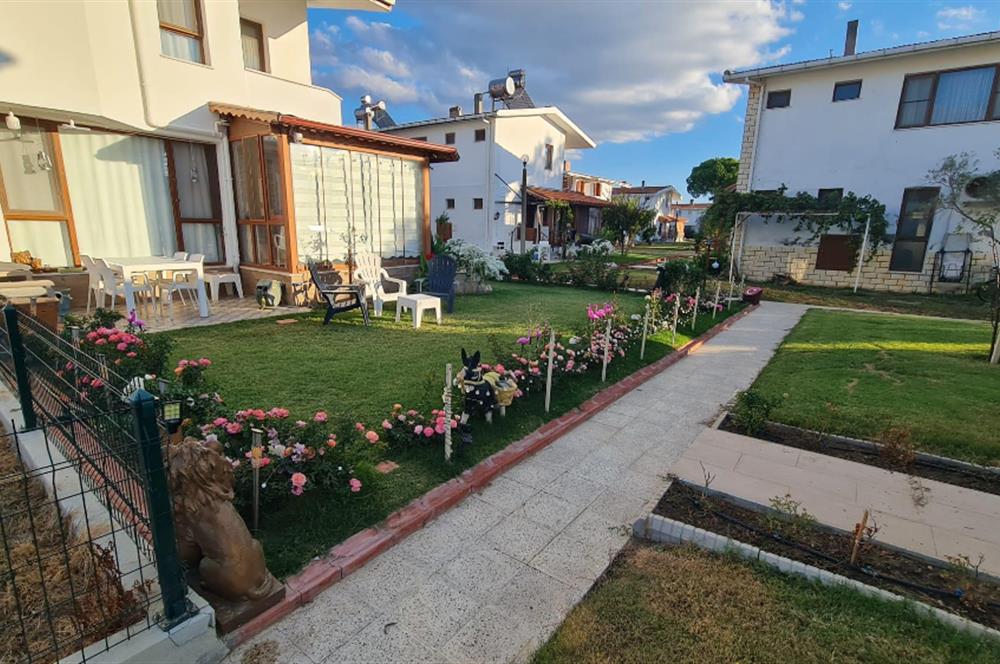Gömeç'te, Denize Sıfır Site İçinde,Deniz Manzaralı Satılık Villa