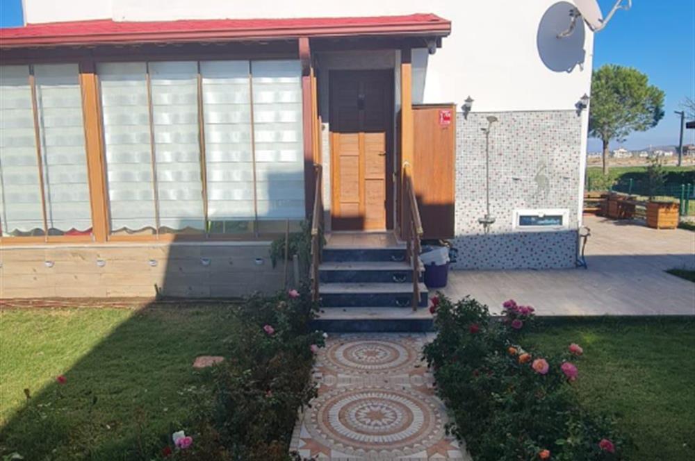 Gömeç'te, Denize Sıfır Site İçinde,Deniz Manzaralı Satılık Villa