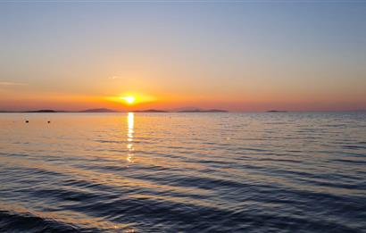 Gömeç'te, Denize Sıfır Site İçinde,Deniz Manzaralı Satılık Villa