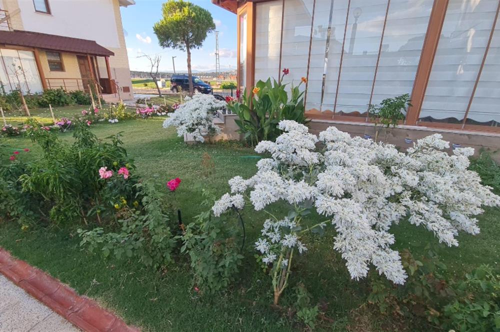 Gömeç'te, Denize Sıfır Site İçinde,Deniz Manzaralı Satılık Villa