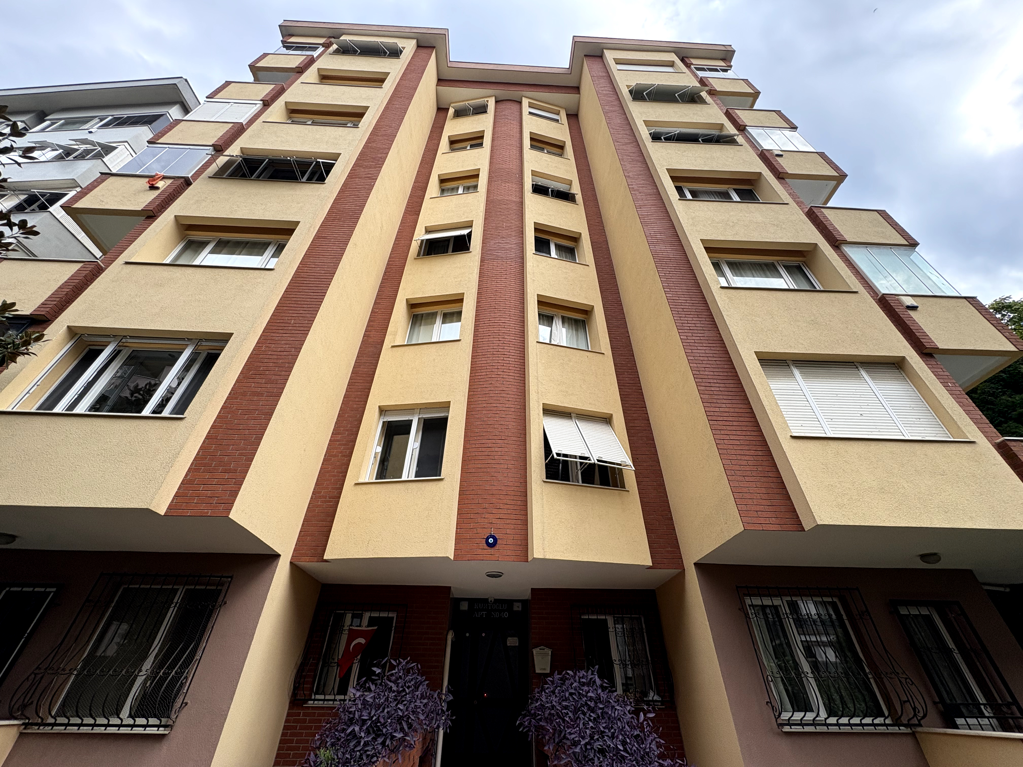 KOZYATAĞI AVŞAR SOKAKTA KOZZY AVM'YE 400 METRE SATILIK 3+1 DAİRE