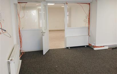 C21 ROOF'dan ANA CADDEYE PARALEL SOKAKTA 180M2 ASMA KATLI DUKKAN