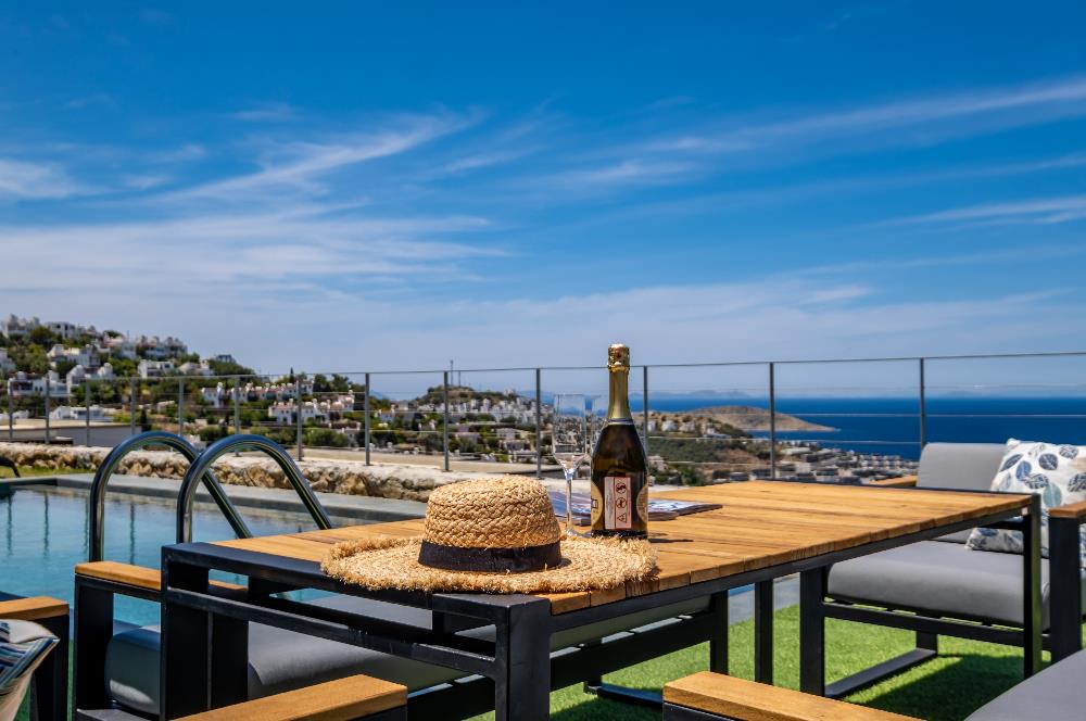 Deniz Manzaralı Özel Havuzlu Lüks Villa Full Eşyalı 