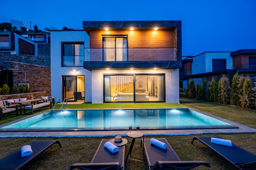 Deniz Manzaralı Özel Havuzlu Lüks Villa Full Eşyalı 