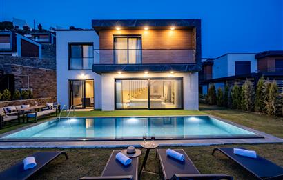 Deniz Manzaralı Özel Havuzlu Lüks Villa Full Eşyalı 