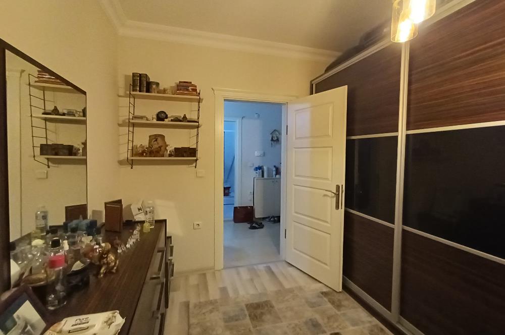 Gürpınar Cami yanında Cadde üzerinde 3+2 dubleks daire.